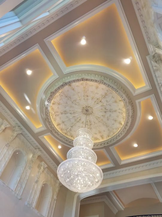 Hand-finished ceiling with a decorative glaze