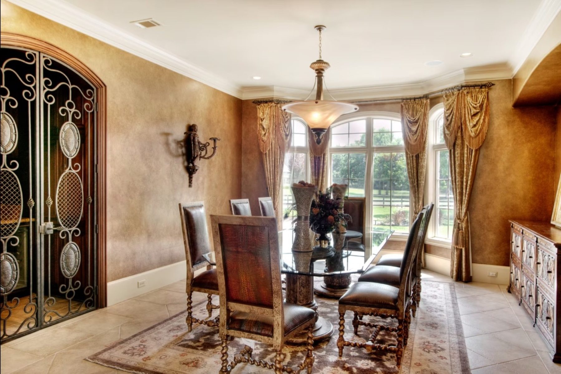 Hand-painted mural and decorative plaster room finish, project photo 31