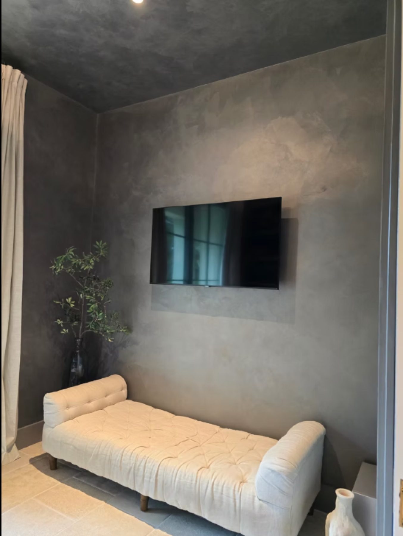 Venetian and Italian decorative plaster wall finished by hand, project photo 33